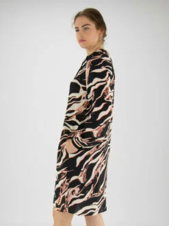 Marc Cain VS 21.03 W38 Jurken Zwart 13 Marc Cain VS 21.03 W38 Jurken Zwart -PENNINKHOF MODE Winkel 160100693 3