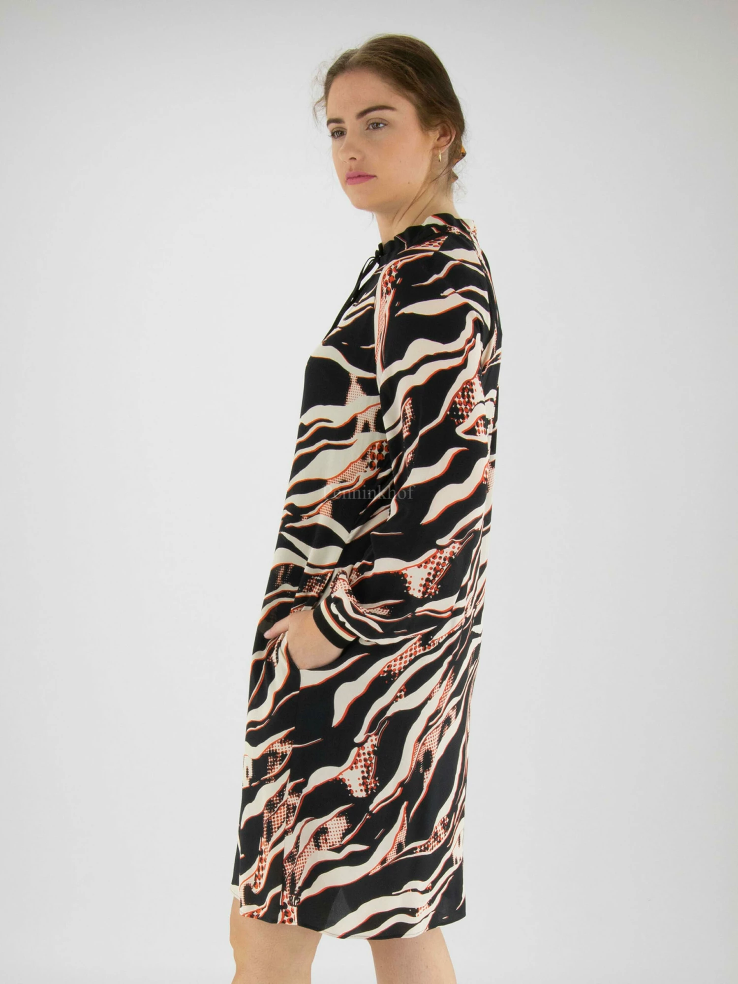 Marc Cain VS 21.03 W38 Jurken Zwart 5 Marc Cain VS 21.03 W38 Jurken Zwart - Afbeelding 3