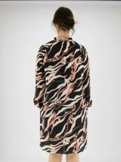 Marc Cain VS 21.03 W38 Jurken Zwart 14 Marc Cain VS 21.03 W38 Jurken Zwart -PENNINKHOF MODE Winkel 160100693 4