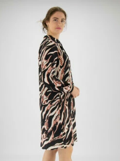 Marc Cain VS 21.03 W38 Jurken Zwart 15 Marc Cain VS 21.03 W38 Jurken Zwart -PENNINKHOF MODE Winkel 160100693 5