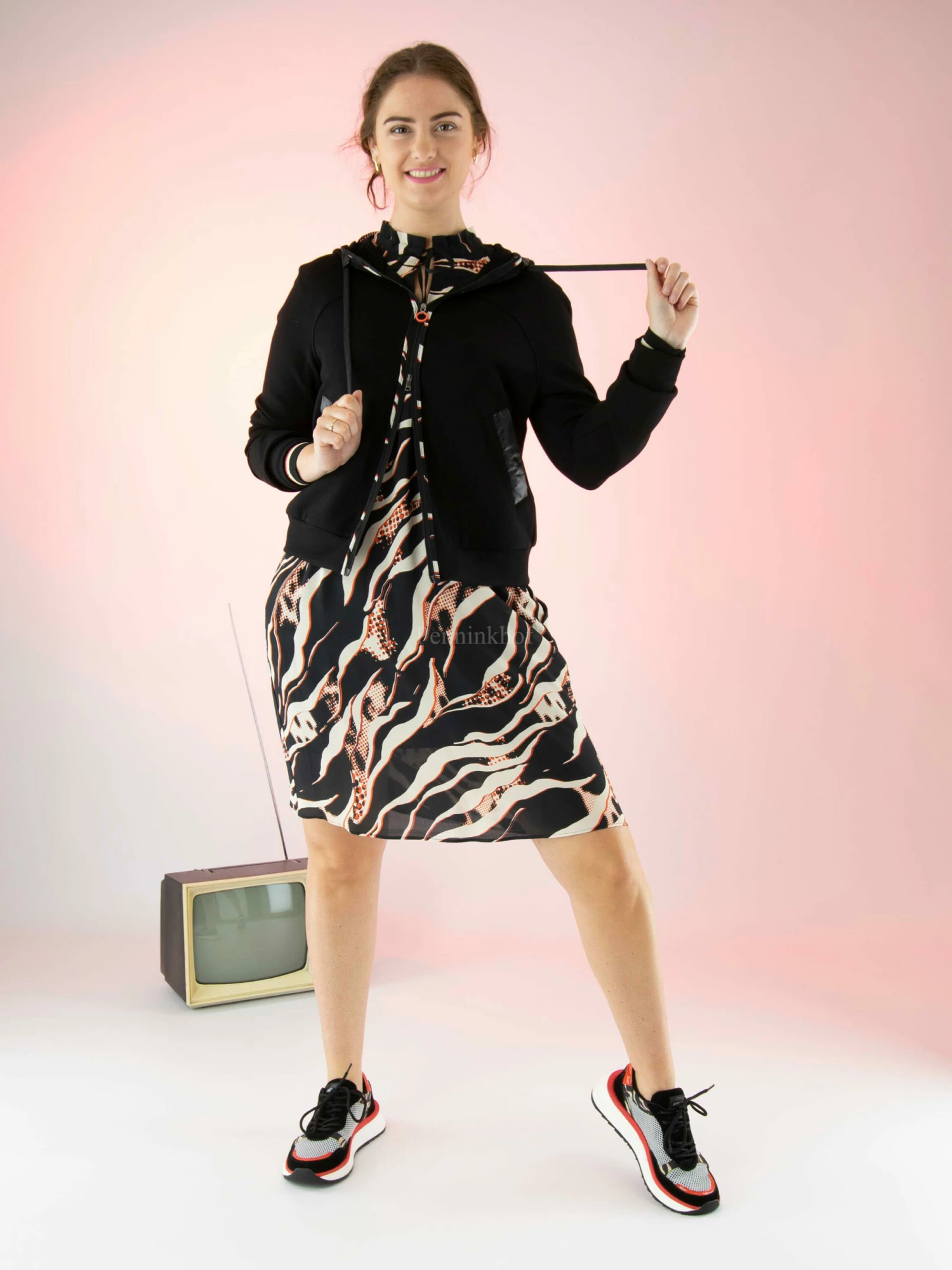 Marc Cain VS 21.03 W38 Jurken Zwart 8 Marc Cain VS 21.03 W38 Jurken Zwart - Afbeelding 6