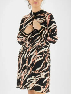 Marc Cain VS 21.03 W38 Jurken Zwart 18 Marc Cain VS 21.03 W38 Jurken Zwart -PENNINKHOF MODE Winkel 160100693 8