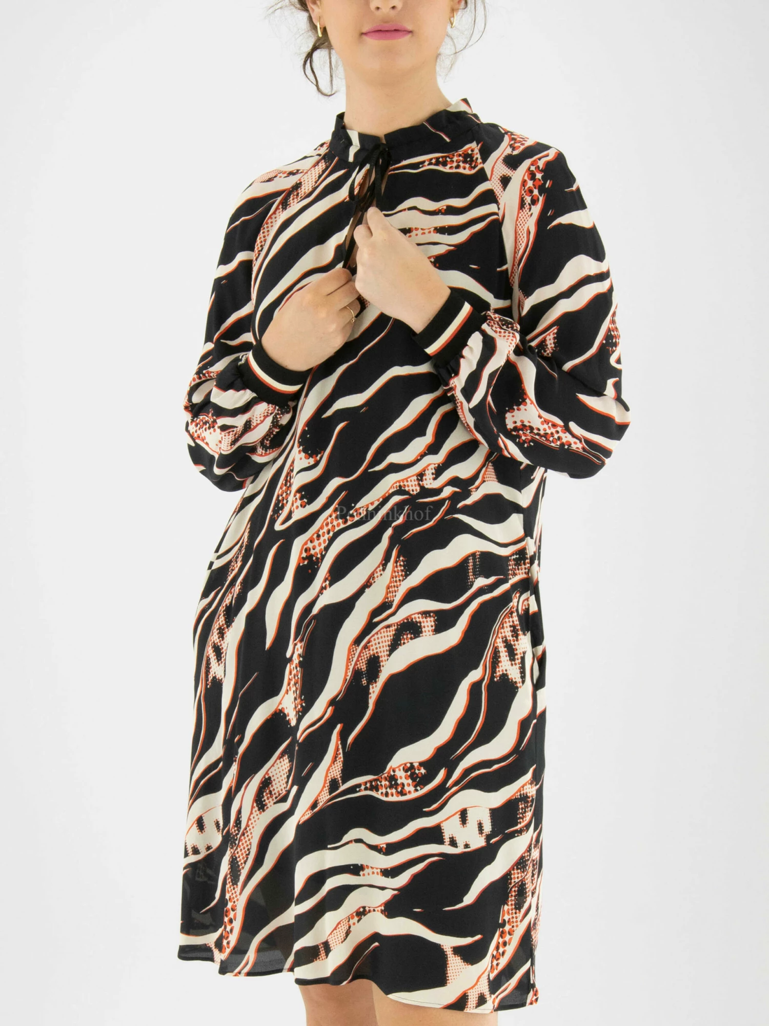 Marc Cain VS 21.03 W38 Jurken Zwart 10 Marc Cain VS 21.03 W38 Jurken Zwart - Afbeelding 8