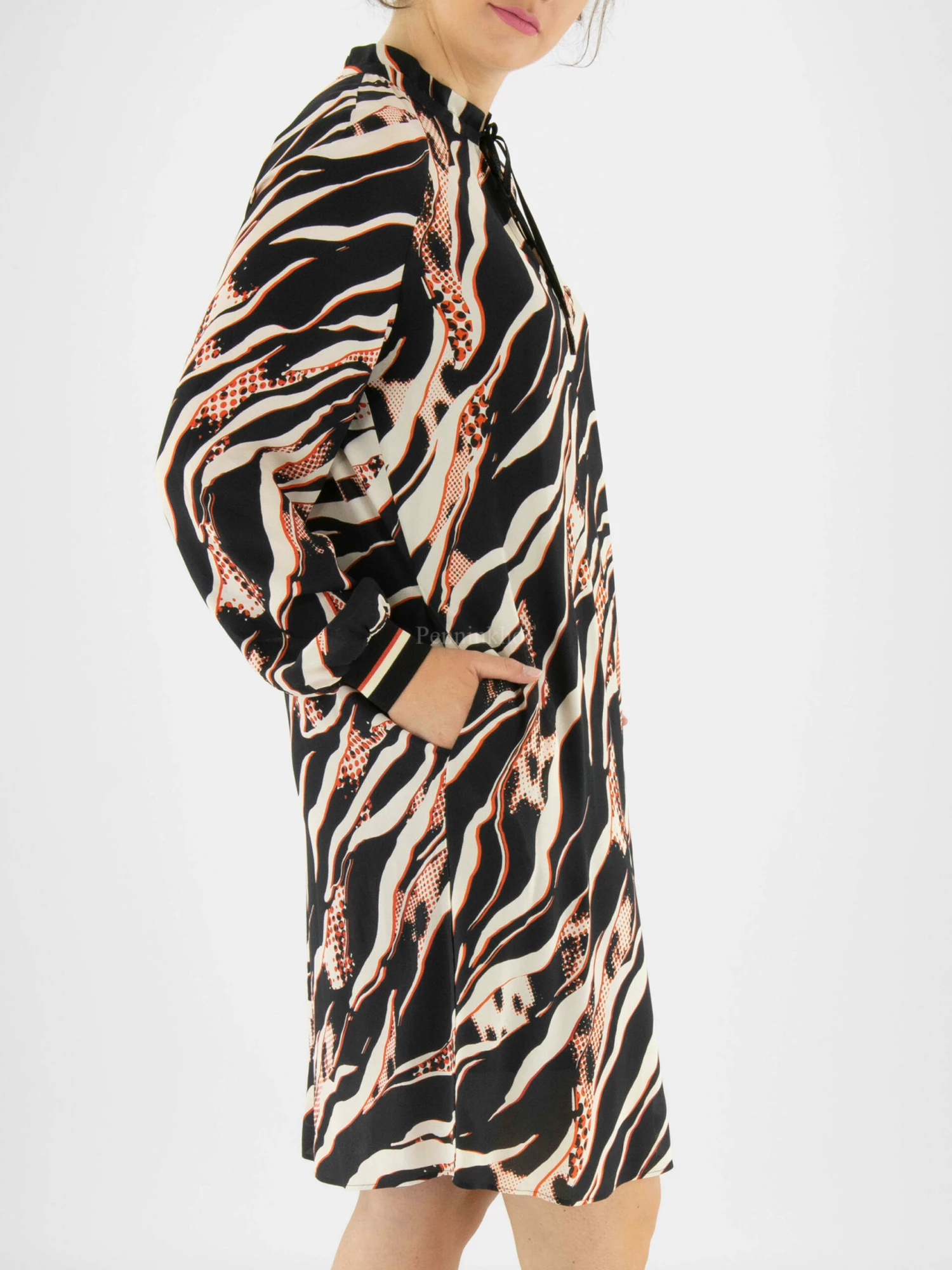 Marc Cain VS 21.03 W38 Jurken Zwart 11 Marc Cain VS 21.03 W38 Jurken Zwart - Afbeelding 9