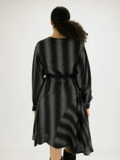 High LIMITLESS 721602 Jurken Zwart 14 High LIMITLESS 721602 Jurken Zwart -PENNINKHOF MODE Winkel 160100696 4