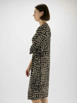 Joseph Ribkoff 233073 Jurken Taupe 13 Joseph Ribkoff 233073 Jurken Taupe -PENNINKHOF MODE Winkel 160100723 3