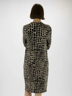 Joseph Ribkoff 233073 Jurken Taupe 14 Joseph Ribkoff 233073 Jurken Taupe -PENNINKHOF MODE Winkel 160100723 4