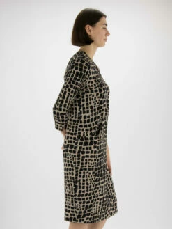 Joseph Ribkoff 233073 Jurken Taupe 15 Joseph Ribkoff 233073 Jurken Taupe -PENNINKHOF MODE Winkel 160100723 5