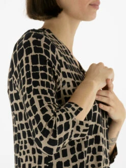 Joseph Ribkoff 233073 Jurken Taupe 19 Joseph Ribkoff 233073 Jurken Taupe -PENNINKHOF MODE Winkel 160100723 9