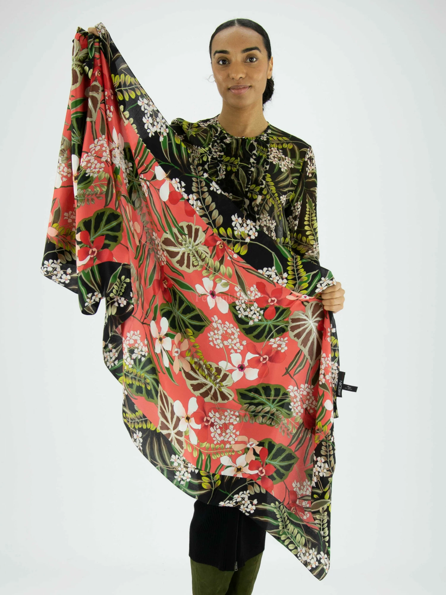 Marc Cain VC B4.15 Z48 Shawls Rood 5 Marc Cain VC B4.15 Z48 Shawls Rood - Afbeelding 3