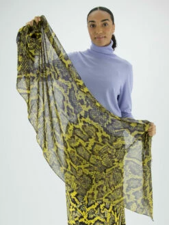 Marc Cain VS B4.07 Z44 Shawls Geel -PENNINKHOF MODE Winkel 301000905 3